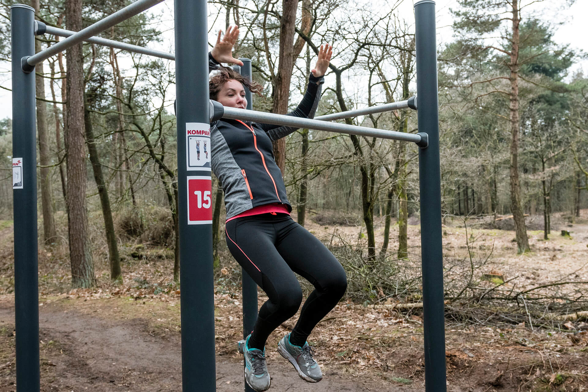 Square Pull Up Station